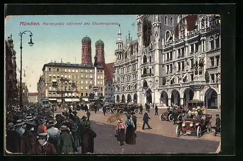 AK München, Marienplatz während des Glockenspieles, mit zahlreichen Passanten und Automobilen