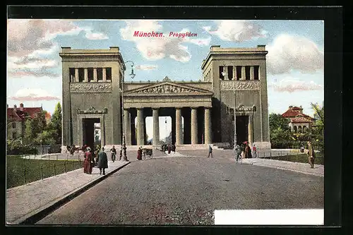 AK München, Propyläen mit Passanten