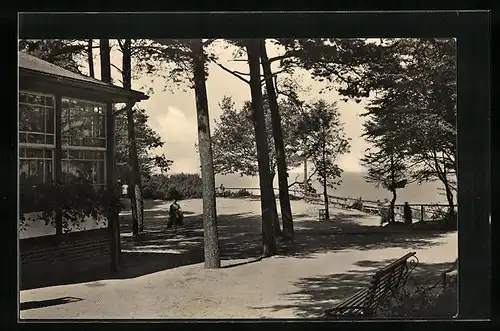 AK Koserow /Usedom, Am Warmbad mit Besuchern am Aussichtspunkt