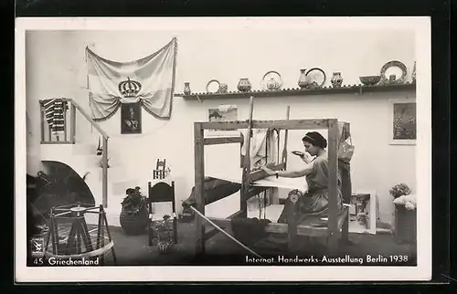 AK Berlin, Internat. Handwerks-Ausstellung 1938, Demonstration eines Webstuhls, Griechenland