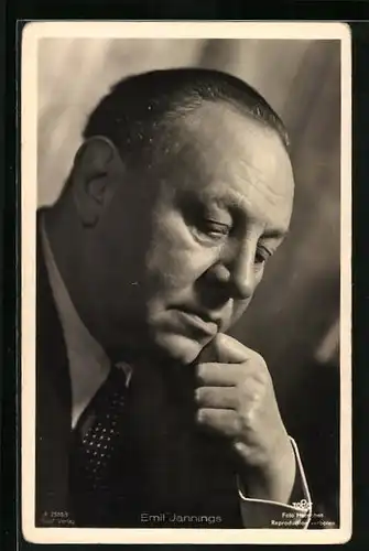 AK Schauspieler Emil Jannings in Denkerpose