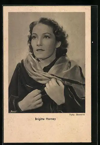 AK Schauspielerin Brigitte Horney mit Schal