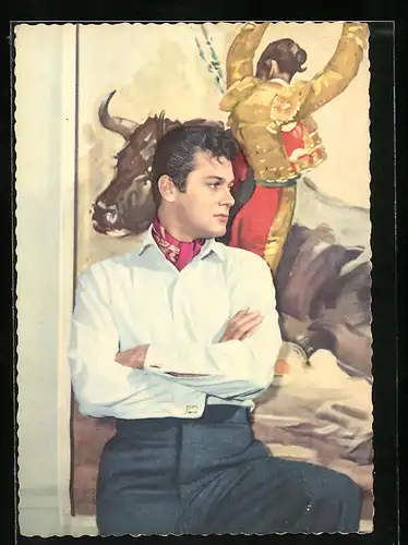 AK Schauspieler Toni Curtis mit rotem Tuch vor einem Torrerobild