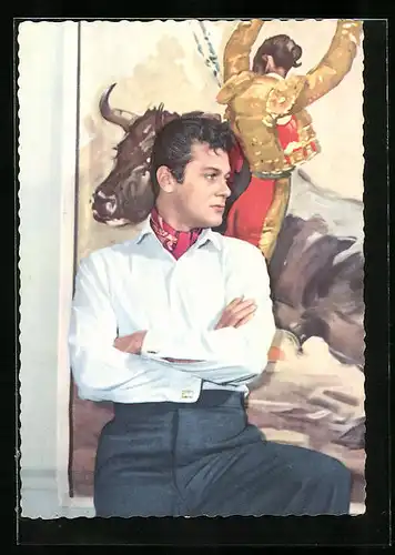 AK Schauspieler Toni Curtis chic gekleidet mit verschränkten Armen