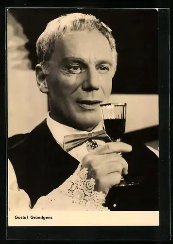 AK Schauspieler Gustaf Gründgens mit Rotweinglas prostend