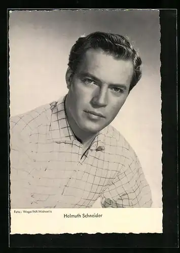 AK Schauspieler Helmuth Schneider in kariertem Hemd