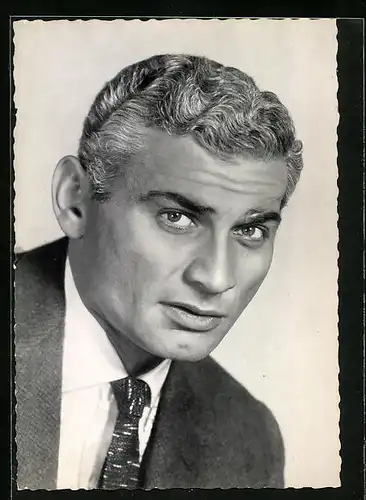 AK Schauspieler Jeff Chandler mit Grübchenkinn