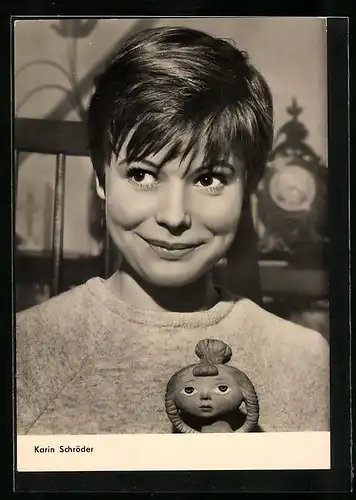 AK Schauspielerin Karin Schröder verschmitzt lächelnd