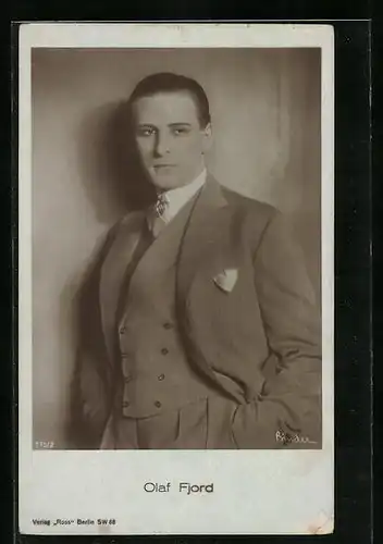 AK Schauspieler Olaf Fjord fein herausgeputzt im Anzug