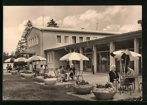 AK Klink /Waren, FDGB-Urlaubersiedlung Völkerfreundschaft mit Besuchern und Sonnenschirmen