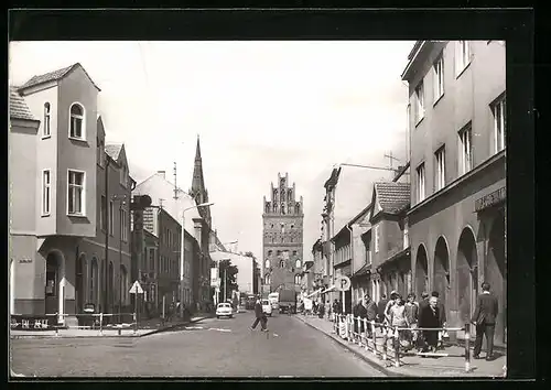 AK Demmin, Clara-Zetkin-Strasse mit Passanten