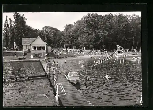 AK Storkow /Beeskow, Freibad am Storkower See mit Badegästen
