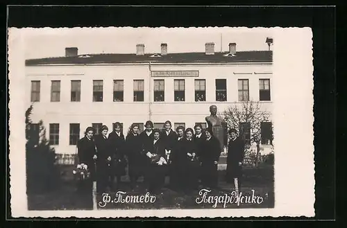 AK Pasardschik, Schülerinnen bei Abschluss vor Denkmal