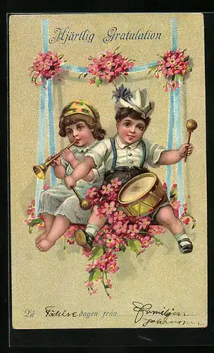 Präge-AK Kleines Mädchen spielt Trompete und kleiner Junge schlägt eine Trommel - Gratulationskarte