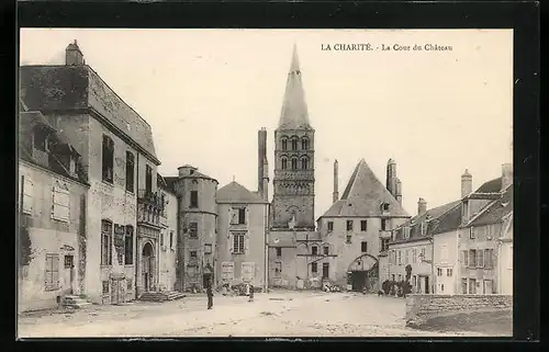 AK La Charité, La Cour du Chateau