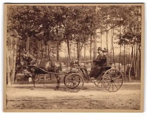 Fotografie unbekannter Fotograf und Ort, Eheleute bei einer Ausfahrt mit der Pferdedroschke