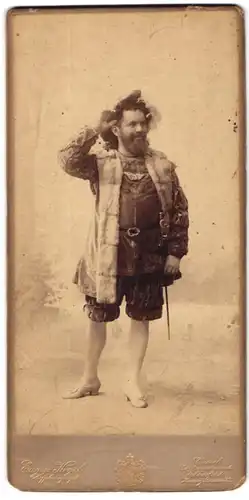 Fotografie Eugen Kegel, Cassel, Gr. Rosenstr. 5, Schauspieler im Bühnenkostüm mit Degen