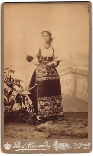 Fotografie Flli d`Alessandri, Roma, via Condotto 61-63, junge Frau im Trachtenkleid mit Perlenkette, 1895