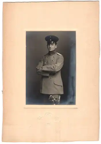 Fotografie Rob. Fendius, Magdeburg, junger Artillerie Leutnant in Uniform mit Säbel, mit Trockenstempel