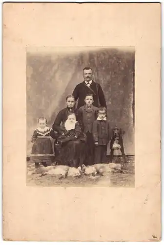 Fotografie unbekannter Fotograf und Ort, Familie mit Vater als Jäger und erlegten Füchsen, Jagdhund