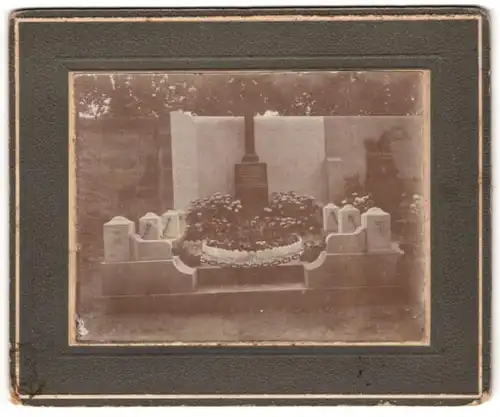 Fotografie unbekannter Fotograf, Ansicht Paffendorf, Grab der Marie Louise Schäfer auf dem Friedhof