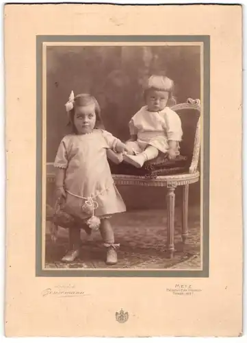 Fotografie Bensemann, Metz, Kinder Elisabeth und Ferdinand Schmitz in weissen Kleidchen mit Teddybär in der Hand