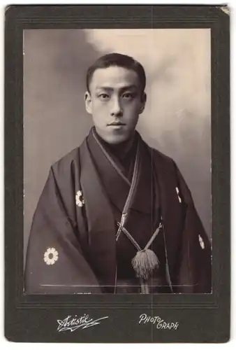 Fotografie unbekannter Fotograf und Ort, junger Japaner im Jimbei / Kimono posiert