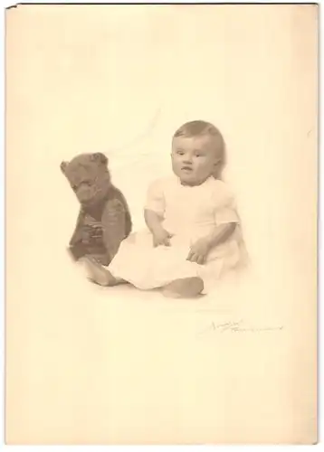 Fotografie Braun, Berlin, Tauentzienstr. 14, niedliches Kleinkind im weissen Kleidchen mit ihrem Teddybär