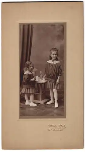 Fotografie Martin Balg, Berlin, Portrait zwei kleine Mädchen beim Kaffeekranz mit ihren Teddybären