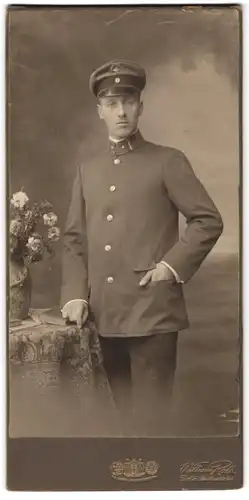 Fotografie William Roth, Berlin, Skalitzerstr. 54, Portrait Beamter der deutschen Eisenbahn in Uniform posiert im Atelie