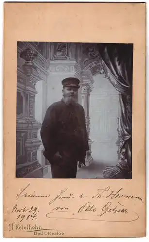 Fotografie H. Ketelhohn, Bad Oldesloe, Otto im Anzug posiert vor einer Studiokulisse, 1904
