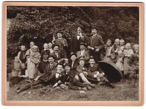 Fotografie unbekannter Fotograf und Ort, Herren bei der Stammtischfahrt nach Porta mit Bierflaschen, 1897