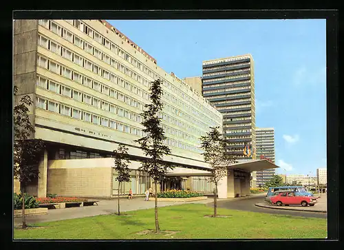 AK Halle /Saale, Platz vor dem Interhotel Stadt Halle