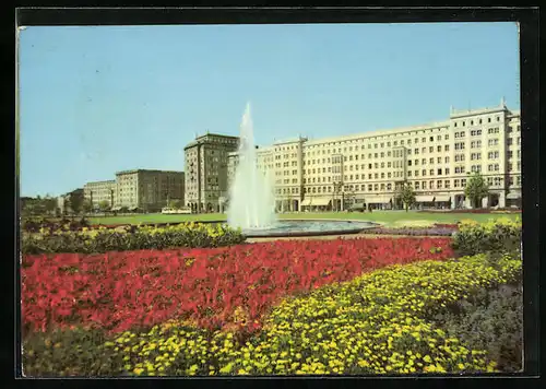AK Magdeburg, Springbrunnen hinter blühenden Beeten