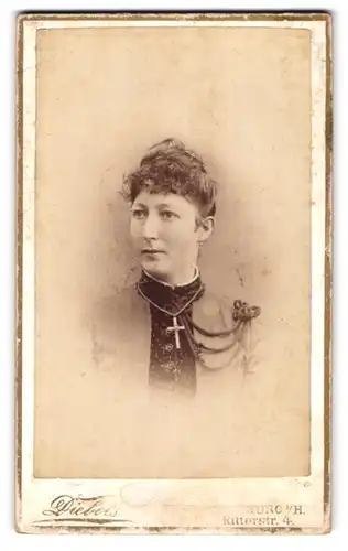 Fotografie Diebels, Marburg, Ritterstrasse 4, Junge Frau mit Stirnlocken und grossem Kreuz an Kette