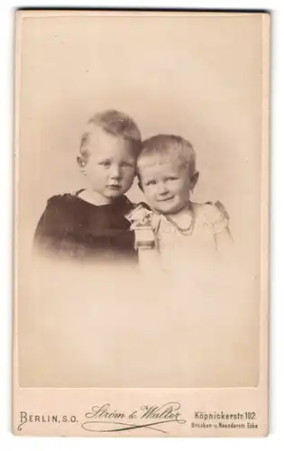 Fotografie Strom & Walter, Berlin S. O., Köpenicker-Strasse 102, Zwei kleine Knaben mit kurzen blonden Haaren
