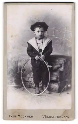 Fotografie Paul Mückner, Völklingen, Kleiner Junge im Matrosenanzug mit Spielreif