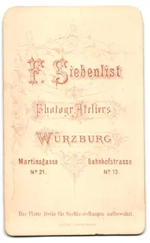 Fotografie F. Siebenlist, Würzburg, Martinsgasse 21, Bürgerlicher mit Seitenscheitel im Dreiteiler mit Samtkragen