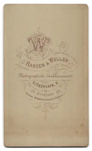 Fotografie Hansen & Weller, Kopenhagen, Bredgade 28, Kleines Mädchen in Rüschenkleid mit Spitzenbesatz