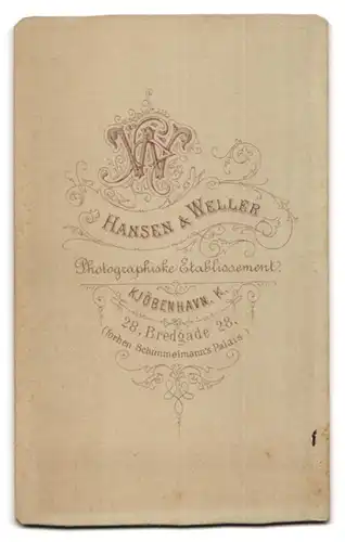 Fotografie Hansen & Weller, Kopenhagen, Bredgade 28, Kleines Mädchen in Hut und Mantel mit Spielpeitsche in der Hand