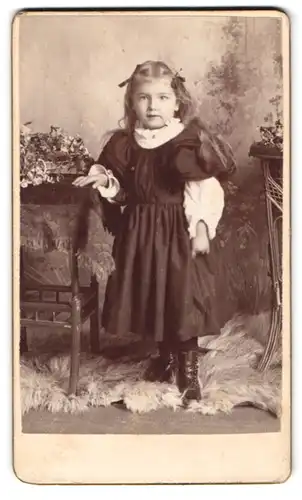 Fotografie J. Klein, New York, 61 Avenue A., Kleines Mädchen mit Haarschleifchen in Kleid mit gebauschten Ärmeln