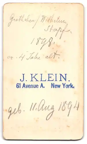 Fotografie J. Klein, New York, 61 Avenue A., Kleines Mädchen mit Haarschleifchen in Kleid mit gebauschten Ärmeln