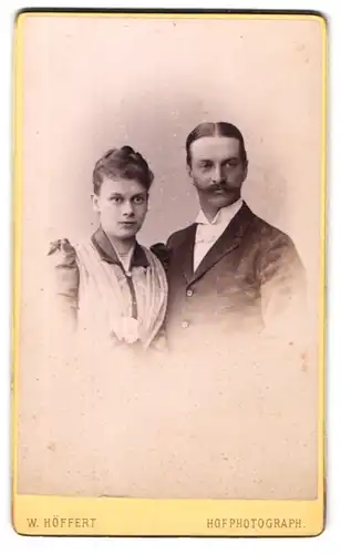 Fotografie W. Höffert, Dresden, Prager Strasse 49, Frau mit kunstvoller Frisur und Mann mit Scheitel im Sonntagsstaat
