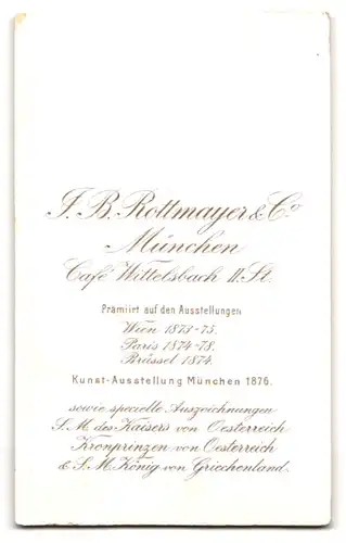 Fotografie J. B. Rottmayer & Co., München, Café Wittelsbach II. St., Junge Frau mit Mittelscheitel und Zierschleife