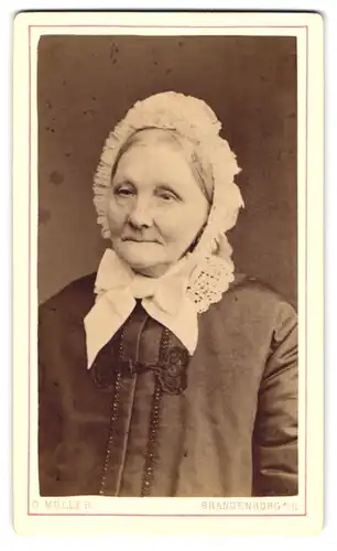 Fotografie G. Müller, Brandenburg, Abtstrasse 6, Alte Frau mit Rüschenhaube und Zierschleife