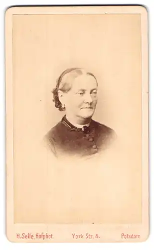 Fotografie H. Selle, Potsdam, York Strasse 4, Ältere Frau mit Haarband und Ohrschmuck