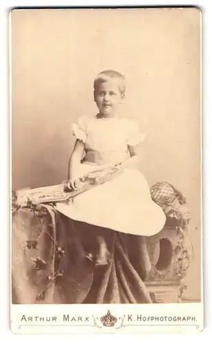 Fotografie Atelier Marx, München, Residenzstrasse 12, Kind mit kurzen blonden Haaren in einem weissen Kleid, mit Zither