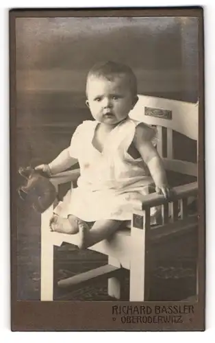 Fotografie Richard Bassler, Oberoderwitz, Kleinkind mit Plüschtier auf einem Stuhl