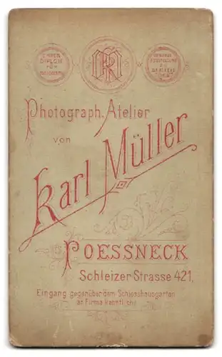 Fotografie Karl Müller, Poessneck, Schleizer Strasse 421, Kleiner Junge mit Spitzenkragen und Spielzeugpferd