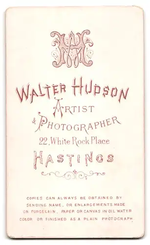 Fotografie W. Hudson, Hastings, 22 White Rock Place, Kleines Kind im Kleid mit Spitzenkragen und Puppe